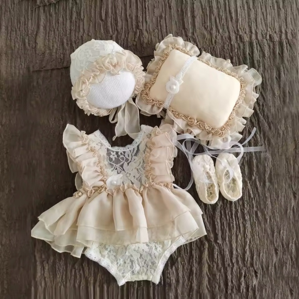 Elegant Lace Baby Outfit Set in Cream